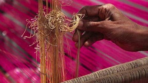 தங்கம், வெள்ளி விலை உயர்வால் நெசவாளர் வாழ்க்கை கேள்விக்குறி