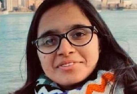 உ.பி.யில் பரிதாபம்: உறவினருடன் வாகனத்தில் சென்ற இளம்பெண் கீழே விழுந்து பலி; பின்னால் வந்த இளைஞர்கள் பாலியல் துன்புறுத்தல் காரணம் எனப் புகார்