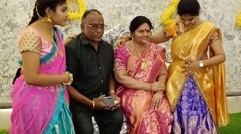 ஸ்ரீநிவாச குப்தா, மாதவியின் சிலை, சிந்துஷா, அனுஷா.