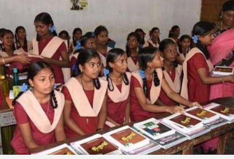 புதுச்சேரி, காரைக்கால் அரசுப் பள்ளிகளில் 11-ம் வகுப்பு சேர்க்கை: இன்று முதல் விண்ணப்பம் விநியோகம்