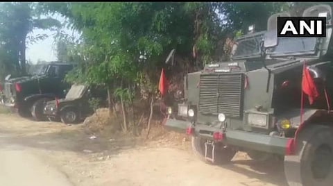 புல்வாமா மாவட்டம்  கம்ராசிபுரா கிராமத்தில் தேடுதலில் ஈடுபட்டுள்ள ராணுவத்தினர் : படம் ஏஎன்ஐ