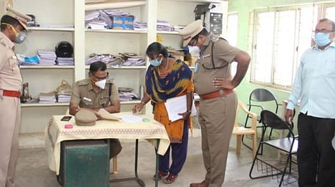 தூத்தக்குடி மாவட்ட காவல் கட்டுப்பாட்டு அறையின் செயல்பாடுகளை எஸ்பி ஜெயக்குமார் நேரில் ஆய்வு செய்தார்.