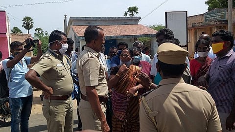 வேம்பார் அருகே பெரியசாமிபுரத்தில் உயர் மின் அழுத்த மின் கம்பங்கள் அமைக்க கிராம மக்கள் எதிர்ப்பு- அதிகாரிகள் பேச்சுவார்த்தை