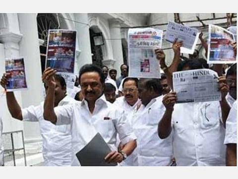 குட்கா தடையின்றி கிடைப்பதை நிரூபிக்கவே பேரவைக்குள் எடுத்துச் செல்லப்பட்டது: அது உரிமை மீறலாகாது: உயர் நீதிமன்றத்தில் திமுக வாதம்