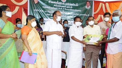 சிங்கம்புணரி வட்டாட்சியர் அலுவலகத்தில் பயனாளிகளுக்கு நலத்திட்ட உதவிகளை அமைச்சர் ஜி.பாஸ்கரன் வழங்கினார். அருகில் மாவட்ட ஆட்சியர் ஜெ.ஜெயகாந்தன், எம்எல்ஏ கே.ஆர்.பெரியகருப்பன்.