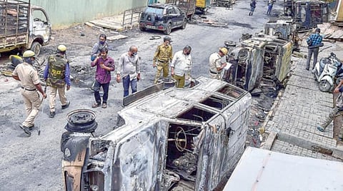 பெங்களூரு கலவரம் தொடர்பாக 16 எஸ்டிபிஐ நிர்வாகிகள் உட்பட 22 பேர் மீது வழக்குப் பதிவு: 165 பேர் கைது செய்யப்பட்டிருப்பதாக அமைச்சர் தகவல்