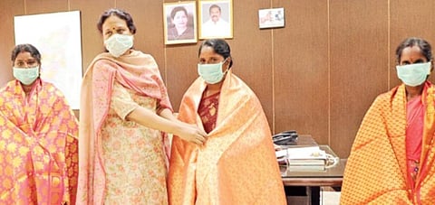 ﻿கல்பனா சாவ்லா விருதுக்கு தேர்வாகியுள்ள பெரம்பலூர் மாவட்டத்தைச் சேர்ந்த 3 பெண்களுக்கு பாராட்டு தெரிவித்த மாவட்ட ஆட்சியர் வே.சாந்தா.﻿﻿