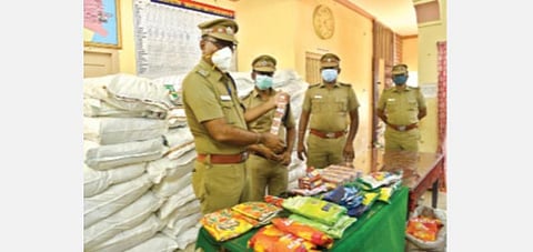 தூத்துக்குடியில் பறிமுதல் செய்யப்பட்ட குட்கா பாக்கெட்களை எஸ்பி ஜெயக்குமார் பார்வையிட்டார். 	               படம்: என்.ராஜேஷ்