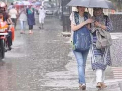 வங்கக்கடலில் நிலவும் குறைந்த காற்றழுத்த தாழ்வுப்பகுதி: கடலோர மாவட்டங்களில் லேசான மழை: வானிலை ஆய்வு மையம்