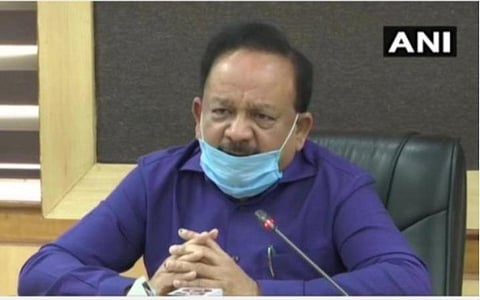 வெள்ளைக் கோட்டு அணிந்து, கோவிட் நோயை எதிர்த்துப் போராடி உயிர் நீத்த போராளிகள்: பலியான மருத்துவர்களுக்கு ஹர்ஷ வர்த்தன் புகழாரம்