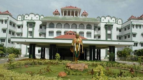 தூத்துக்குடி துறைமுகத்தில் 7 ஆண்டாக நிற்கும் அமெரிக்க ஆயுதக் கப்பலை விற்க அனுமதி கோரி வழக்கு- அமெரிக்க நிறுவனத்துக்கு உயர் நீதிமன்றம் நோட்டீஸ்