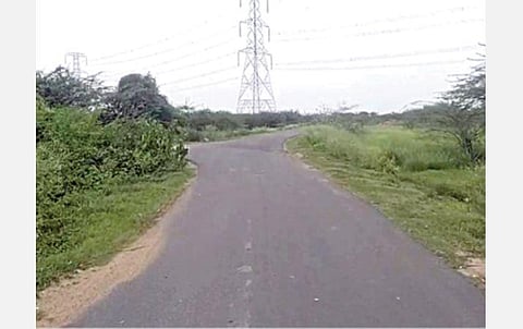 பேருந்து வசதி இல்லாத வயலூர் கிராமத்துக்குச் செல்லும் சாலை.