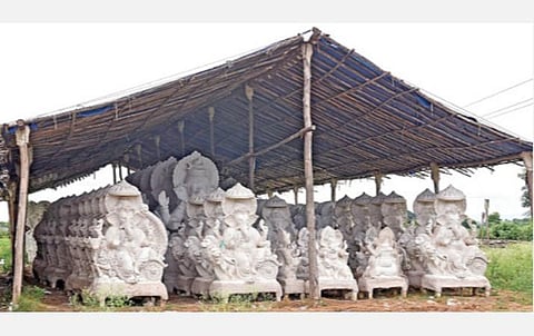 விநாயகர் சதுர்த்திக்கு இன்னும்  ஒருவாரமே உள்ள நிலையில் திருவள்ளூர் மாவட்டம் ஆரணியில் சிறியது முதல் பெரிய அளவிலான சிலைகள் தயாரிக்கப்பட்டு யாரும் ஆர்டர் கொடுக்காததால் வர்ணம் பூசாமல் நிறுத்தி வைத்துள்ளனர்.படம் .ம.பிரபு