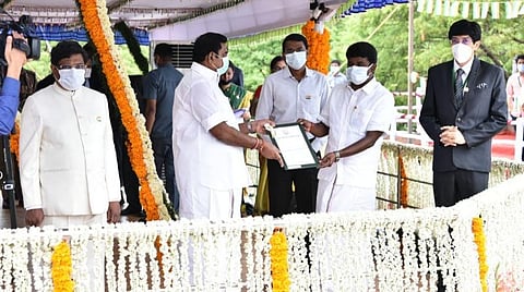 முதன் முறையாக கரோனா தடுப்பு வீரர்களுக்கு சிறப்பு விருது: சுதந்திர தின விழாவில் முதல்வர் வழங்கினார்