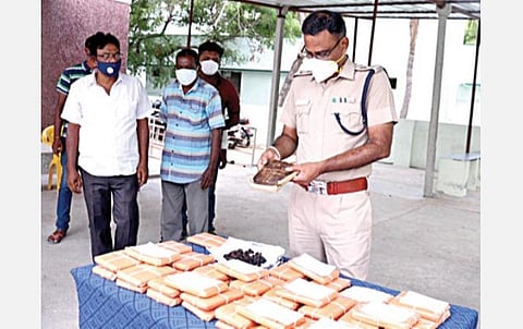 திருச்செந்தூர் அருகே பறிமுதல் செய்யப்பட்ட சாரஸ் போதைப் பொருளை மாவட்ட காவல் கண்காணிப்பாளர் எஸ்.ஜெயக்குமார் பார்வையிட்டார்.