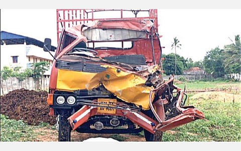 திருவாரூர் மாவட்டம் மன்னார்குடி அருகே லாரி மீது மோதியதில் சேதமடைந்த வேன்.