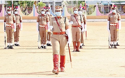பாளையங்கோட்டையில் சுதந்திர தின விழா அணிவகுப்புக்கு தலைமை வகித்து, வழிநடத்திய இன்ஸ்பெக்டர் மகேஸ்வரி. படம்: மு.லெட்சுமி அருண்