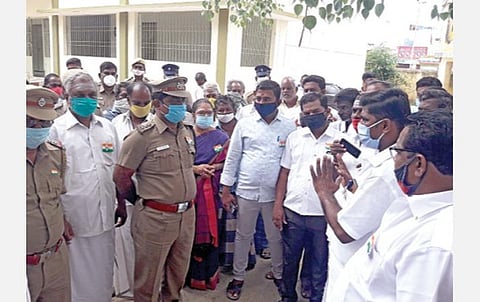 ஆரணி அடுத்த சேவூர் கிராமத்தில் உள்ள அரசு மேல்நிலைப் பள்ளியில் தேசியக் கொடியை ஏற்றுவதில் திமுக மற்றும் அதிமுகவினர் இடையே தகராறு ஏற்பட்டதால் பேச்சுவார்த்தையில் ஈடுபட்ட போலீஸார்.