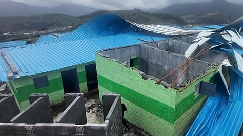 கன மழையால் உதகை அருகே எமரால்டில் சேதமடைந்த வீடுகள்.