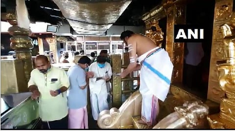 மாதப்பிறப்பையொட்டி சபரிமலை கோயில் நடைதிறக்கப்பட்ட காட்சி : படம் ஏஎன்ஐ