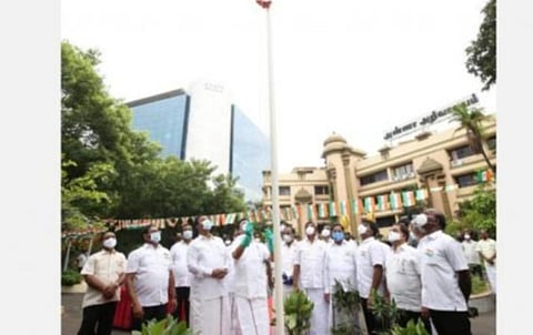 தேசிய கொடியை அவமதித்ததாக மு.க.ஸ்டாலின் மீது காவல் ஆணையரிடம் புகார்