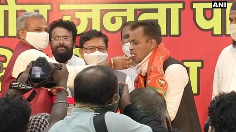 பாஜகவில் சேர்ந்த சமூக செயற்பாட்டாளர் ஷேசாத் அலிக்கு  இனிப்பு வழங்கிய தலைவர் ஆப்தேஷ் குப்தா : படம் ஏஎன்ஐ