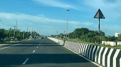 சென்னை இசிஆர் சாலையில் விதிகளை மீறிக் கட்டப்பட்ட 4 பங்களாக்கள்: இடித்து தள்ள  உயர் நீதிமன்றம் உத்தரவு