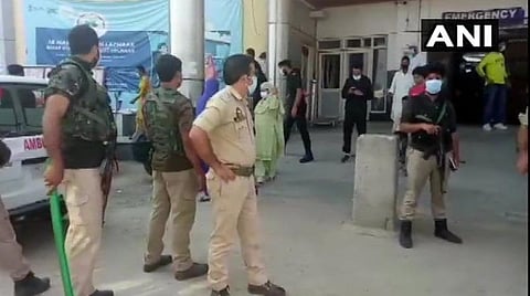 சிஆர்பிஎப் வீரர்கள் உடல்கள் வைக்கப்பட்டுள்ள மருத்துவமனையின் முன்குவிக்கப்பட்டுள்ள பாதுகாப்புப் படையினர் : படம் ஏஎன்ஐ