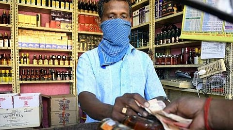 சமூக இடைவெளியுடன் வரிசையில் வர ஏற்பாடு சென்னையில் டாஸ்மாக் கடைகள் இன்று திறப்பு: டோக்கன், முகக்கவசம் இல்லாவிட்டால் மது கிடையாது