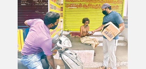 திருநெல்வேலியில் ஆதரவற்றோருக்கு உணவளிக்கும் சண்டே ஏஞ்சல் முகநூல் நண்பர்கள் குழுவினர்.                                          படம்: மு.லெட்சுமி அருண்