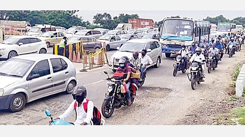 செங்கல்பட்டு பரனூர் சுங்கச்சாவடியில் நேற்று நெரிசலில் சிக்கிய வாகனங்கள்.