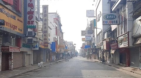 புதுச்சேரியில் வெறிச்சோடிய சாலை