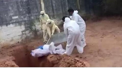 கரோனாவால் உயிரிழந்தவர் உடலை அலட்சியமாக அடக்கம் செய்யும் பணியாளர்கள்: கோப்புப்படம்