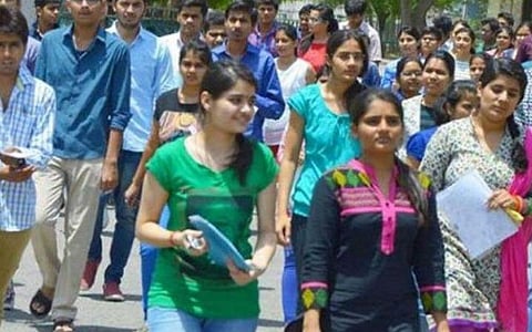 கலை, அறிவியல் கல்லூரிகளில் ஆங்கிலம், பி.காம் பாடங்களில் சேர மாணவர்கள் ஆர்வம்