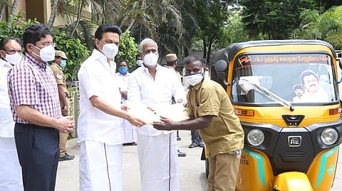 புதிய ஆட்டோவுக்கான சாவியை வழங்கும் ஸ்டாலின்