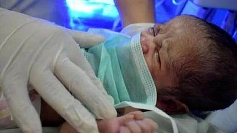 தனியார் மருத்துவமனையால் முடியாது என கைவிடப்பட்ட கரோனா பாதித்த கர்ப்பிணிக்கு வலியில்லாத சுகப்பிரசவம்: தாயையும், சேயையும் காப்பாற்றிய மதுரை அரசு மருத்துவர்கள்