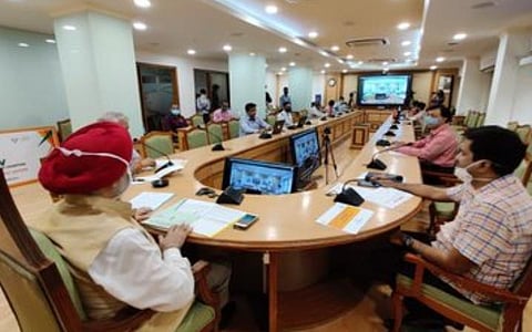 தெருவோர வியாபாரிகளுக்கு கடனுதவி திட்டம்: 125 நகரங்களின் அதிகாரிகளுடன் ஆலோசனை