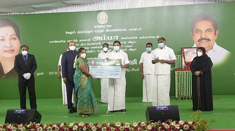 பயனாளிக்கு நலத்திட்ட உதவிகளை வழங்கிய முதல்வர் பழனிசாமி.