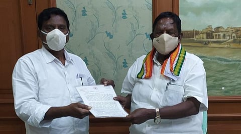 புதுச்சேரி முதல்வர் நாராயணசாமியிடம் மனு தரும் அதிமுக எம்எல்ஏ அன்பழகன்.