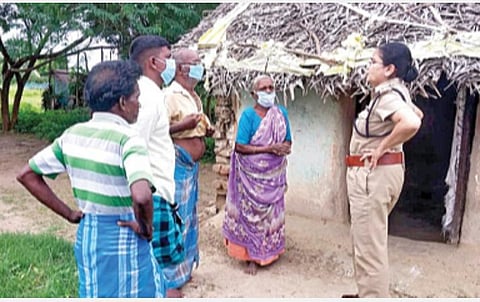 ஸ்ரீபெரும்புதூர் அருகே கண்டிவாக்கம் ஊராட்சியில் முதியவர்  குப்பனின் வீட்டுக்கு நேரில் சென்று குறைகளை கேட்கும் மாவட்ட காவல் கண்காணிப்பாளர் சண்முகப் பிரியா.