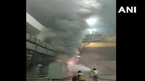 நீர்மின் உற்பத்தி நிலையத்தில் தீயை அணைக்கும் பணியில் ஊழியர்கள் : படம் ஏஎன்ஐ