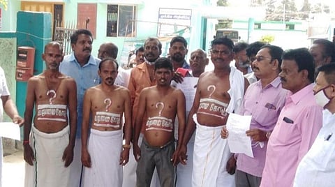 ராமேசுவரம் நகராட்சி அலுவலகம் முன்பு நடைபெற்ற நூதன மனு அளிக்கும் போராட்டம்