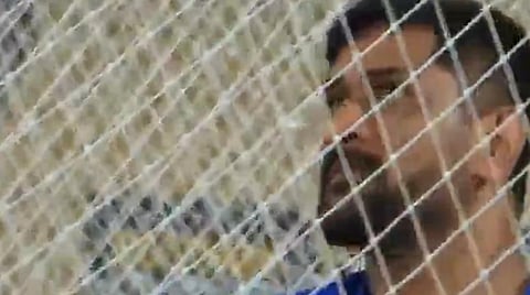 தோனி அடித்த சிக்ஸ்: விசில் அடித்த சுரேஷ் ரெய்னா