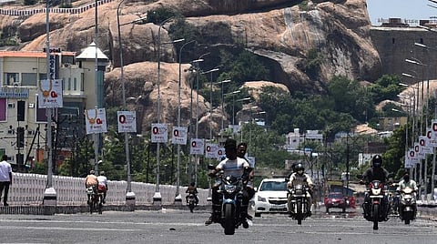 தளர்வற்ற ஊரடங்கு நாளான இன்று திருச்சி காவிரியாற்றுப் பாலத்தில் சென்ற வாகனங்கள். படம்: ஜி.ஞானவேல்முருகன்