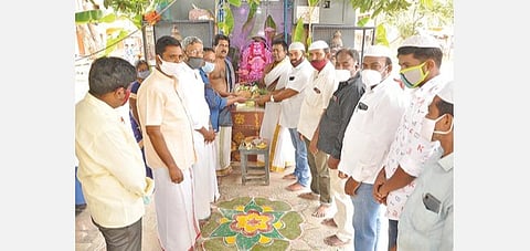 கிருஷ்ணகிரியில் விநாயகர் சதுர்த்தியை முன்னிட்டு மத நல்லிணக்கத்தை வலியுறுத்தும் வகையில் விநாயகர் கோயிலுக்கு பூஜை பொருட்களை வழங்கிய இஸ்லாமிய இளைஞர்கள்.