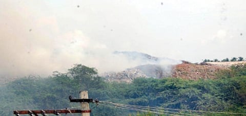 ஈரோடு வெண்டிபாளையத்தில் உள்ள மாநகராட்சி குப்பைக்கிடங்கில் ஏற்பட்ட தீ விபத்தால், அப்பகுதியே புகை மண்டலமாக காட்சியளிக்கிறது.