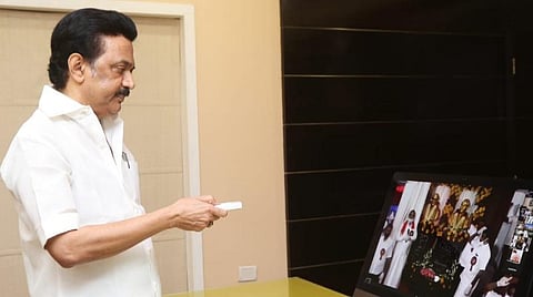 காணொலிக் காட்சி மூலம் சிலையைத் திறந்து வைக்கும் ஸ்டாலின்.