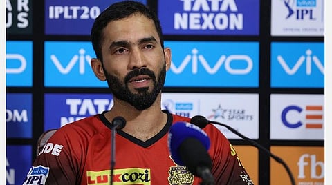 கொல்கத்தா நைட் ரைடர்ஸ் அணியின் கேப்டன் தினேஷ் கார்த்திக்: கோப்புப் படம்.