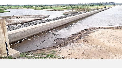 வாயலூரில் பாலாற்றின் குறுக்கே அமைந்துள்ள தடுப்புச்சுவர். படம்: கோ.கார்த்திக்