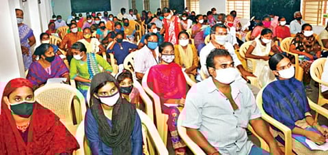 ஈரோடு அரசு பெண்கள் மேல்நிலைப்பள்ளியில் பிளஸ் 1 வகுப்பில் சேர்வதற்காக மாணவியர் தங்கள் பெற்றோருடன் காத்திருந்தனர்.